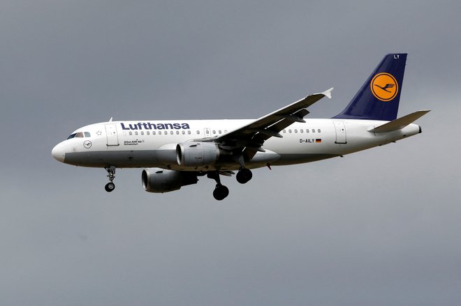 Lufthansa bo povezavo z Münchnom prihodnje leto okrepila z dodatnim dnevnim letom. Foto Benoit Tessier/Reuters