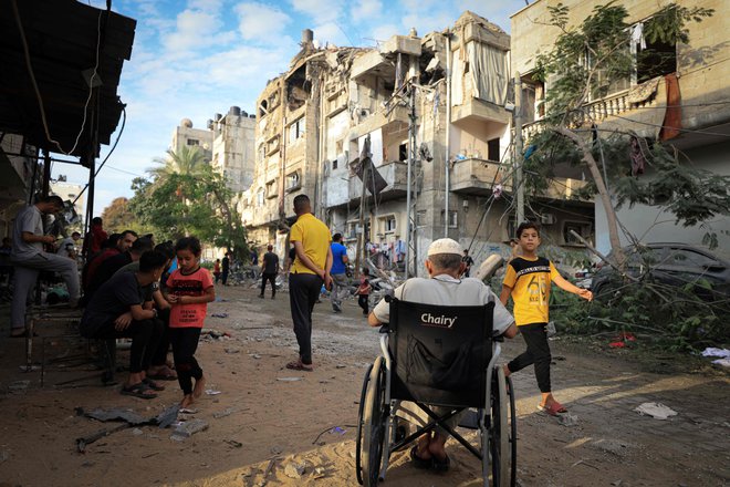 Svoje domove je moralo v zadnjih treh tednih zapustiti že skoraj poldrugi milijon ljudi, kar je okoli 60 odstotkov vseh prebivalcev Gaze. FOTO: Mahmud Hams/AFP