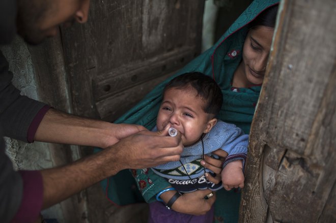 Neuspeh pri izkoreninjenju otroške paralize iz »še zadnjih preostalih trdnjav« bi lahko povzročil ponovni izbruh bolezni na globalni ravni. FOTO: Sara Farid/Reuters