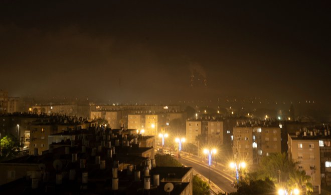 27. oktobra zvečer je izraelska vojska najmočneje udarila po Gazi po 7. oktobru. Po fotografijah AFP in gibanja Hamas sodeč še posebej po mestu Gaza na severu enklave. FOTO: Yuri Cortez/AFP
