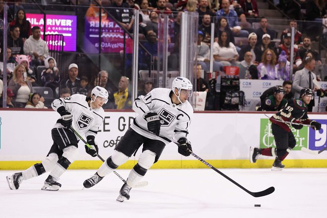 Hokejiste LA Kings je njihov kapetan Anže Kopitar v Arizoni popeljal do zmage po visokem zaostanku z 1:4. FOTO: Christian Petersen/Getty Images Via Afp