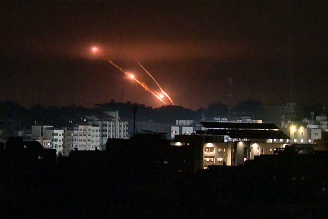 Izstrelki iz smeri Gaze v noči na 28. oktober. FOTO: Yousef Hassouna/AFP