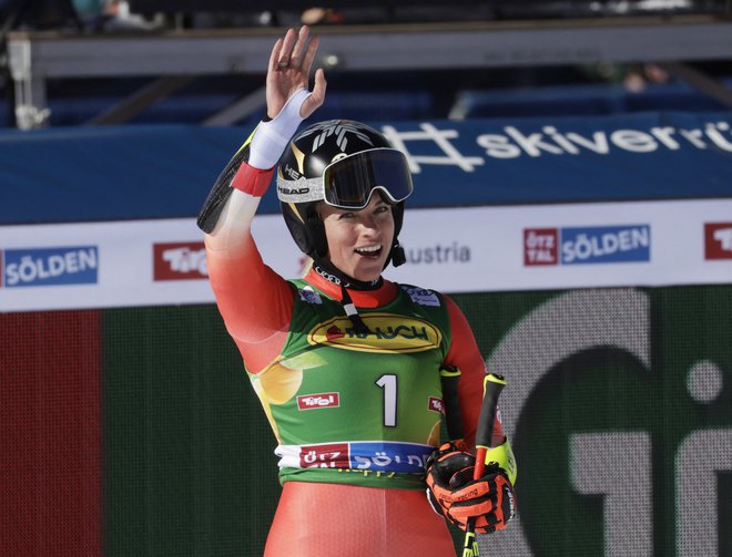 Lara Gut-Behrami je z najhitrejšim smučanjem na drugi progi prišla do uvodne zmage svetovnega pokala v alpskem smučanju v tej sezoni v Söldnu. FOTO: Leonhard Föger/Reuters