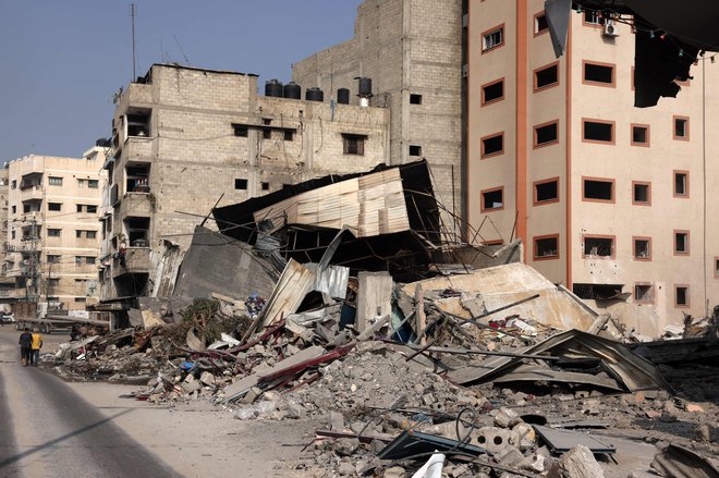 V nočnih napadih na Gazo je bilo po besedah civilne zaščite v Gazi uničenih na stotine stavb. FOTO: Mohammed Abed/AFP