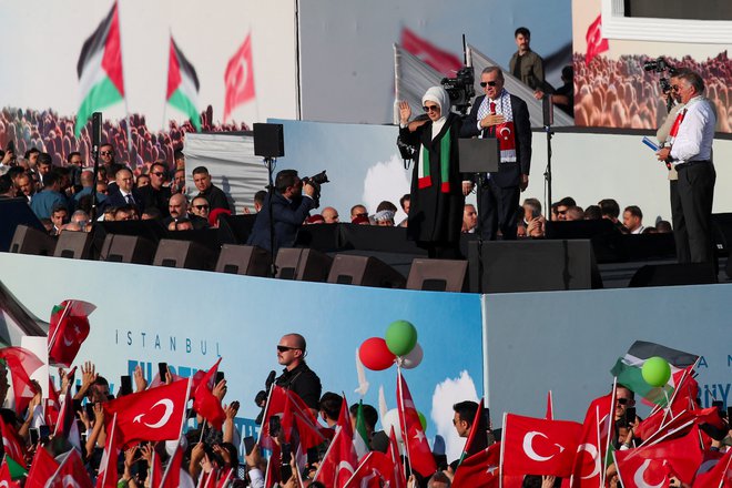 Erdogan na propalestinskem shodu za vojno v Gazi okrivil Zahod. FOTO: Dilara Senkaya/Reuters