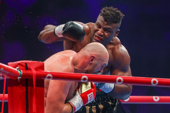 Francis Ngannou je Tysona Furyja spravil celo v nokdavn. FOTO: Fayez Nureldine/AFP