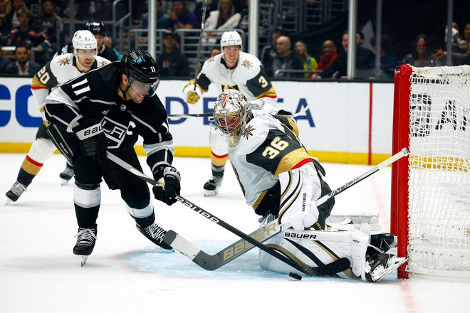 Anže Kopitar (levo) se tokrat ni vpisal med strelce ali podajalce. FOTO: Ronald Martinez/AFP