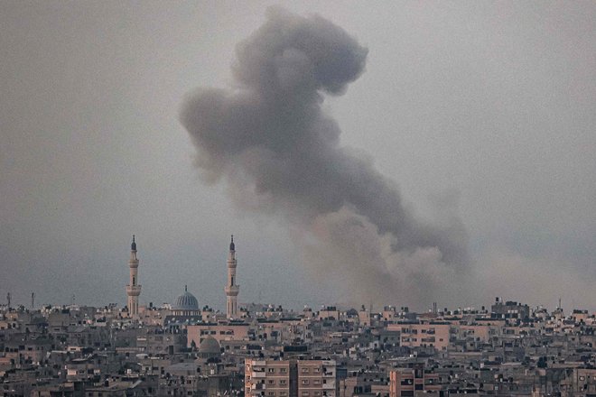 Dim po izraelskem napadu na Rafah ja jugu Gaze. FOTO: Said Khatib/AFP