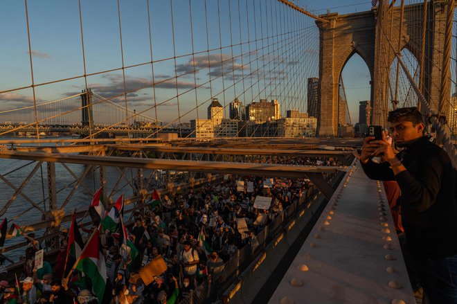 Protestniki na Brooklynskem mostu v New Yorku. FOTO: Adam Gray/AFP