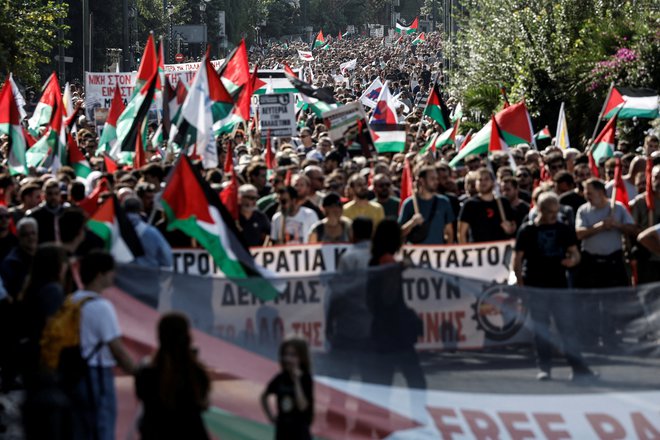 Protest v podporo Palestini v Atenah. FOTO: Louisa Gouliamaki/Reuters