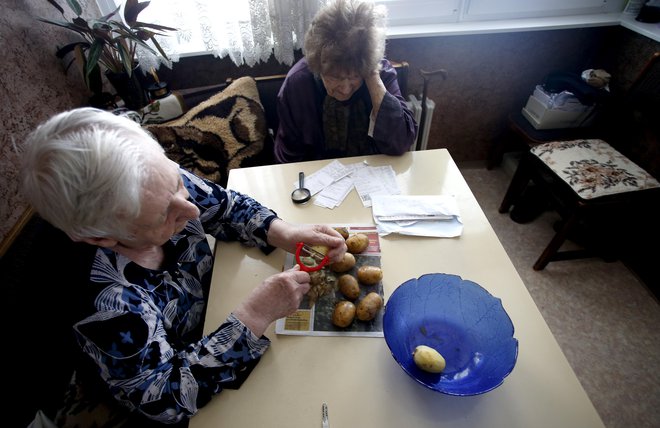 Približno 15 odstotkov tistih – okoli 1600 oseb –, ki nimajo pokojnine, je v statistični obravnavi prebivalcev povsem nevidnih. Foto Črt Piksi