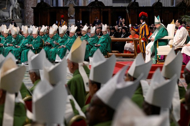 Papež Frančišek med sklepno mašo tokratnega zasedanja škofovske sinode v Vatikanu. FOTO: Reuters