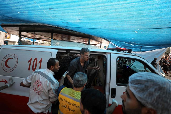 Reševalno vozilo je pripeljalo ranjenca v bolnišnico Al Šifa v Gazi. FOTO: Dawood Nemer/Afp