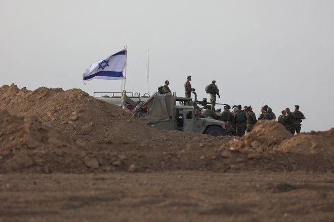 Kako daleč se je izraelska vojska prebila od petka, iz uradnih podatkov ni bilo mogoče razbrati, toda na televiziji CNN so na podlagi analize dostopnih informacij in geolociranja domnevali, da so izraelski vojaki napredovali najmanj tri kilometre v notranjost sicer 38 kilometrov dolgega ozemlja pod nadzorom Hamasa. FOTO: Gil Cohen-magen/AFP