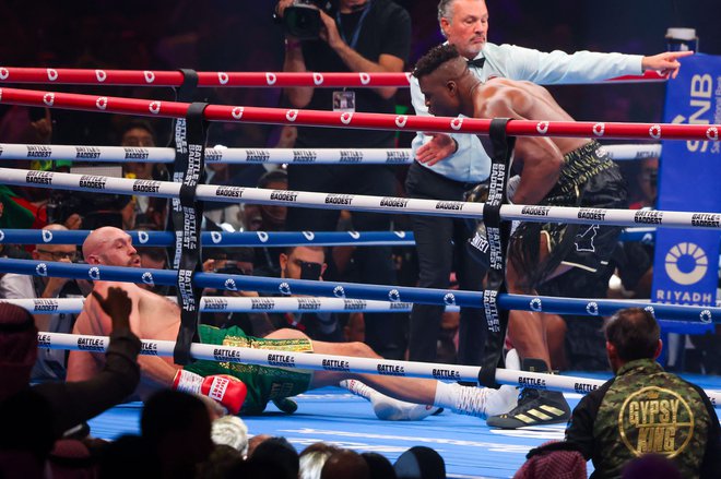 Tyson Fury (levo) se je v tretji rundi znašel na tleh, potem ko ga je Francis Ngannou dobro zadel z levim krošejem. FOTO: Fayez Nureldine/AFP