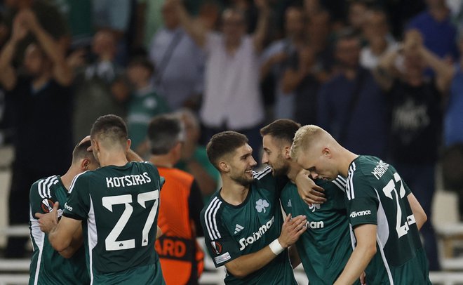 Adam Gnezda Čerin (v sredini), Andraž Šporar (drugi z desne) in Benjamin Verbič so bili junaki Panathinaikosove zmage za skok na vrh lestvice grškega prvesntva. FOTO: Alkis Konstantinidis/Reuters