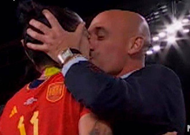 Luis Rubiales si je ob proslavljanju naslova svetovnih prvakinj privoščil poljub brez privolitve igralke Jennifer Hermoso in za to plačal hud davek. FOTO: posnetek zaslona