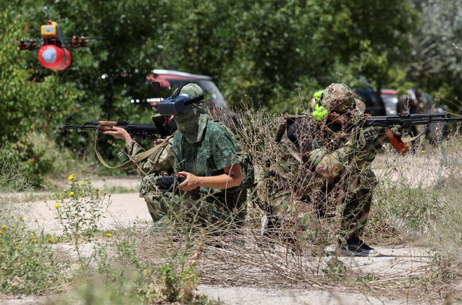 Pripadniki ruske teritorialne obrambe na Krimu vadijo uporabo dronov. FOTO: Alexey Pavlishak/Reuters