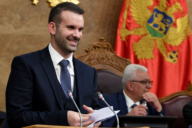 Skoraj pet mesecev po parlamentarnih volitvah je Črna gora danes zjutraj dobila svojo 44. vlado, vodil jo bo Milojko Spajić, predsednik vladajoče stranke Gibanje Evropa zdaj. FOTO: Savo Prelevic/AFP      