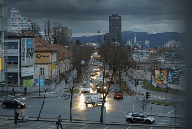 Več cest je zaprtih zaradi deževja, v višjih legah se sneg oprijemlje cestišč. FOTO: Jože Suhadolnik/Delo