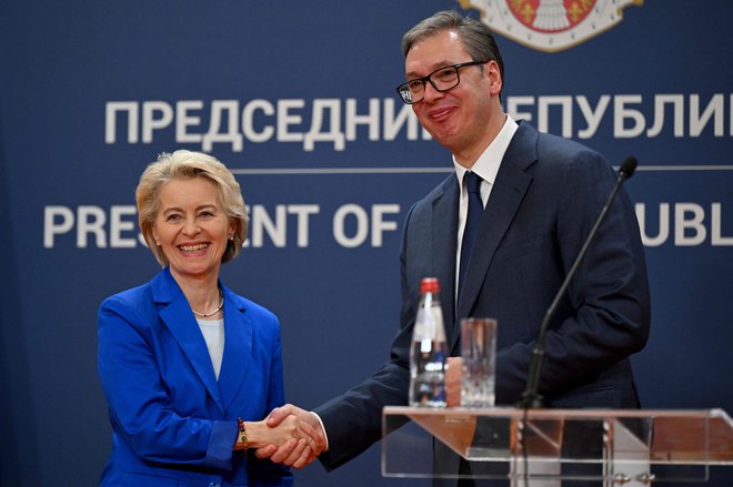 Predsednica Evropske komisije Ursula Von der Leyen je  srbskega predsednika Aleksandra Vučića opomnila, da si želi Srbijo v EU, vendar mora uskladiti zunanjo politiko. FOTO: Andrej Isaković/AFP