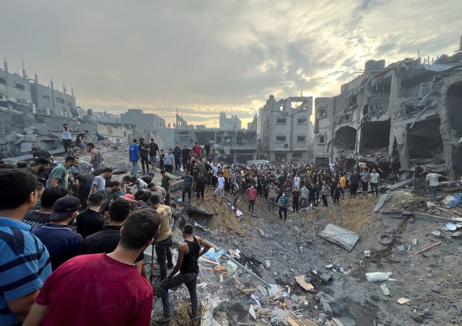 Palestinci iščejo žrtve in zlasti morebitne preživele po uničenju begunskega taborišča Džabalija. FOTO: Reuters