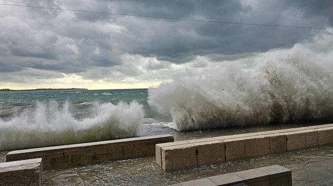 Lebič z visokim morjem bi bil lahko še veliko bolj usoden. Foto Boris Šuligoj