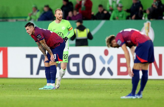 Benjamin Šeško (levo) in Kevin Kampl (desno) po porazu v Wolfsburgu. FOTO: Cathrin Mueller/Reuters