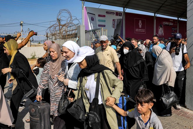 Množice čakajo pred mejnim prehodom v Egipt. FOTO: Mohammed Abed/AFP