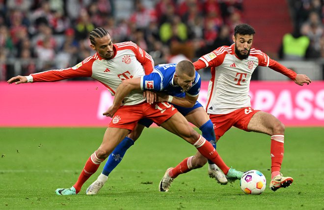 Noussair Mazraoui (desno) je med stebri Bayernove obrambe. FOTO: Christof Stache/AFP