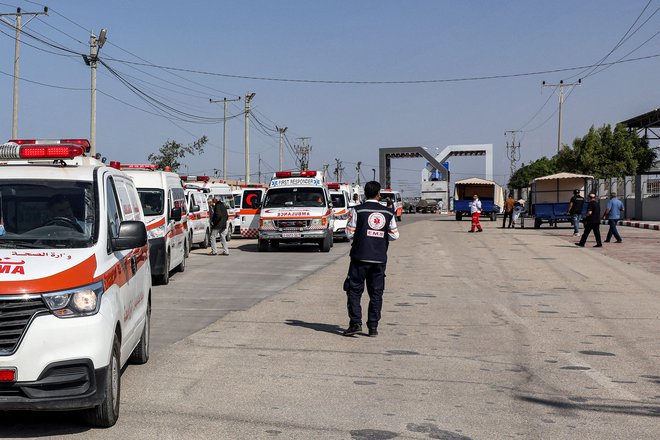 Palestinska reševalna vozila na meji z Egiptom. FOTO: Mohammed Abed/AFP