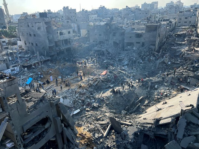 Izrael z veliko maščevalno vojaško operacijo Gazo spreminja v prah in pepel. FOTO: Stringer Reuters