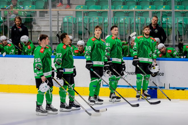 Olimpijini hokejisti niso mogli verjeti svojim očem ob pogledu na semafor. FOTO: Črt Piksi/Delo