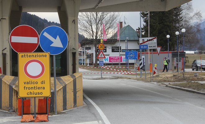 Notranji ministri bodo danes govorili o tem, kako čim bolj zmanjšati vpliv nadzora na državljane Slovenije, Hrvaške in Italije, ki vsakodnevno prečkajo mejo. FOTO: Boštjan Fon