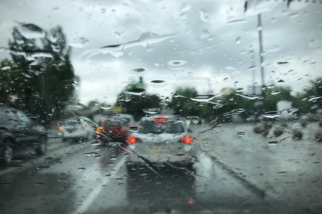 Zaradi vetra velja za zahodni del oranžno opozorilo že popoldne in zvečer, ponoči pa za vso državo. FOTO: Jure Eržen/Delo