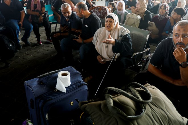 Danes naj bi Gazo zapustilo okoli 600 imetnikov tujih potnih listov. FOTO: Reuters/Ibraheem Abu Mustafa