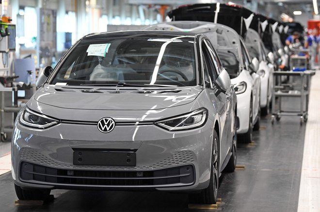 Še vedno se slabšajo razmere v nemški avtomobilski industriji, katere pomembni dobavitelji so tudi slovenska podjetja. FOTO: Hendrik Schmidt/Afp