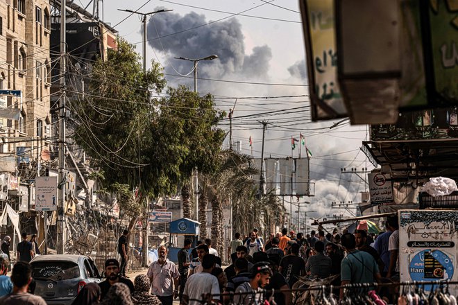 Izraelske oblasti z bombardiranjem celotnih četrti, begunskih taborišč in številnih civilnih objektov prestavljajo meje »sprejemljivega« v območju udobja zahodne družbe in politike. FOTO: Mahmud Hams/Afp