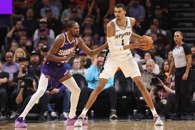 Večini igralcev v ligi Kevin Durant z dolgimi rokami povzroča preglavice, a je bil tudi zanj Wembanyama previsoka ovira. FOTO: Christian Petersen/AFP