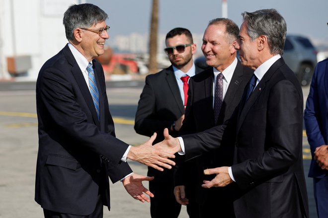 Ob pristanku se je Blinken rokoval z nedavno imenovanim ameriškim veleposlanikom v Izraelu Jacobom J. Lewom. V Tel Aviv sta pripotovala skupaj. FOTO: Jonathan Ernst/Reuters