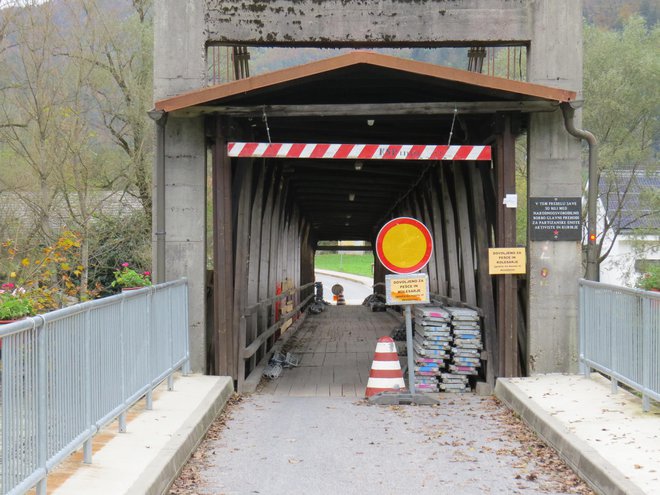 Predvidoma decembra bo most čez Savo v Jevnici spet odprt za osebna vozila. FOTO: Bojan Rajšek/Delo