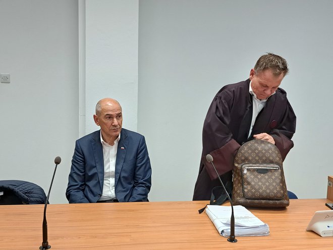 Janša je poudaril, da je seveda tvit zapisal kot predsednik vlade, a da tudi Veselinovič ni bil navaden državljan. FOTO: Špela Kuralt/Delo