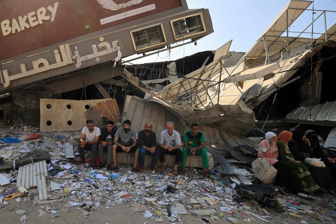 Palestinske pekarne v Gazi so pogosta tarča izraelskih projektilov. FOTO: Mahmud Hams/AFP