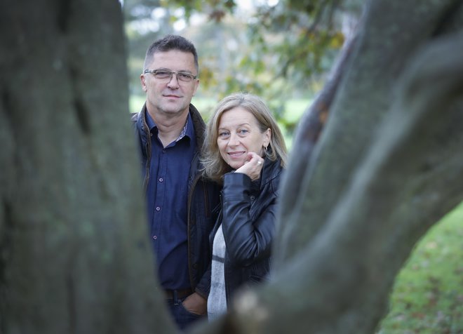 Samo je izdal svoj drugi roman, Renate pa kljub nagovarjanju, naj se tudi sama loti pisanja, še vedno uživa v delu urednice in branju drugih zgodb. FOTO: Jože Suhadolnik