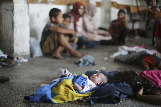 Po palestinskih podatkih je med načrtnim uničevanjem Gaze izraelska vojska v treh tednih ubila več kot 3000 otrok. FOTO: Ibraheem Abu Mustafa/Reuters