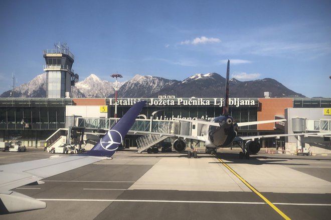 Zračni promet je na slovenskih letališčih za mednarodni zračni promet nizek in se v nasprotju z drugimi državami članicami ni vrnil na raven pred epidemijo, pravijo na ministrstvu za infrastrukturo. FOTO: Jure Eržen/Delo