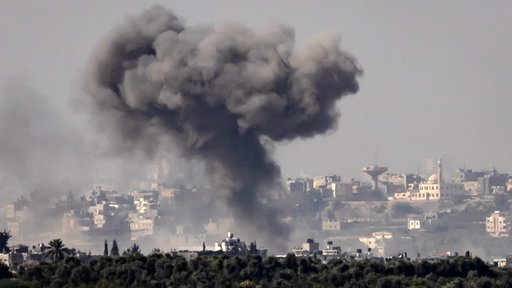 Vse skupaj je moralo zaradi izraelskih napadov svoje domove zapusti že skoraj 70 odstotkov prebivalcev krvavečega območja Gaze, ki ga neprekinjeno prekrivajo oblasti gostega sivega dima. FOTO: Fadel Senna/Afp
