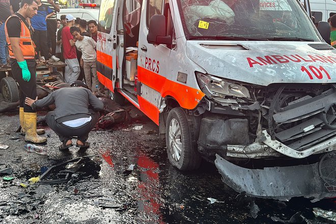 V izraelskem napadu na konvoj reševalnih vozil pred bolnišnico je bilo ubitih več ljudi, kot je razvidno s fotografij so med ubitimi tudi otroci. FOTO: Momen Al-halabi/AFP