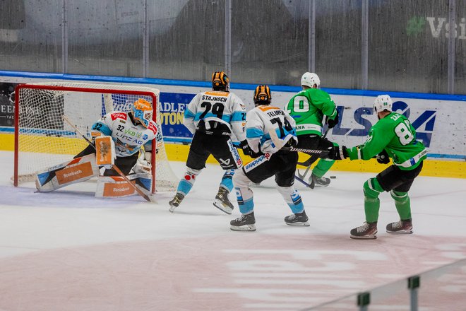 Hokejisti edinega slovenskega moštva v ICEHL so v Linzu ostali brez točk. FOTO: Črt Piksi/Delo