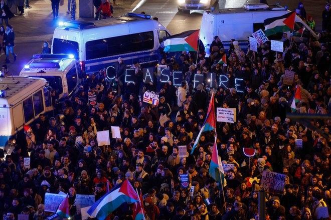 Več tisoč protestnikov v Berlinu zahteva premirje. FOTO: Odd Andersen/AFP